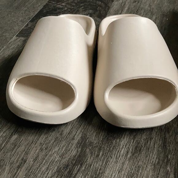 NIB New Celebrity Favorite Slide Sandal Sz 7 - Picture 9 of 9